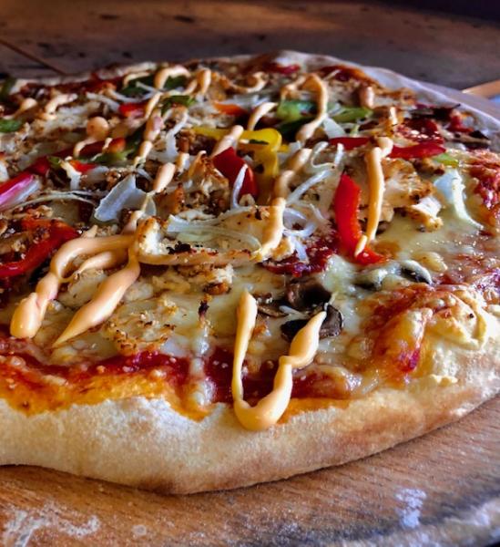 La Pizza Espagnole :champ, poulet parfum espagnol, chorizo, poivrons, oignons, ail et epices espagnolsla moyenne :la grande :la geante :