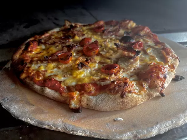 EN CE MOMENTPIZZA KENTUCKYsce tomate, cheddar, poulet, lard, tomate secheesla moyenne 13.70la grande 17.50la geante 24.50